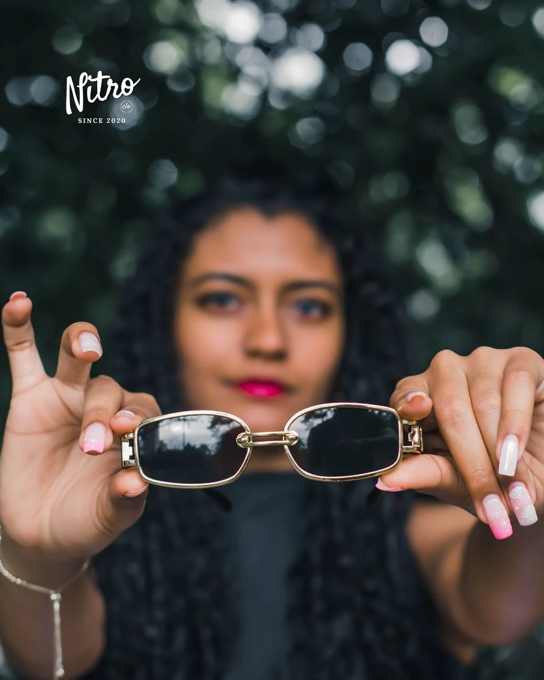 Gafas Milan Negras con lente cafe, con modelo 2